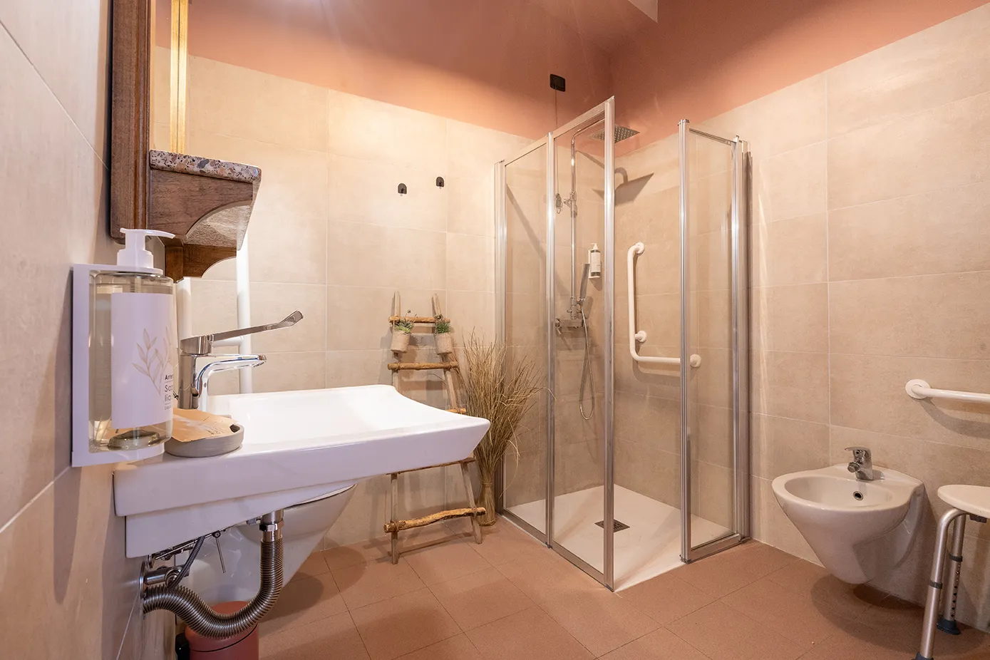 Interno di una camera luminosa alla Locanda CasaMerlò a Calderara di Reno, Bologna