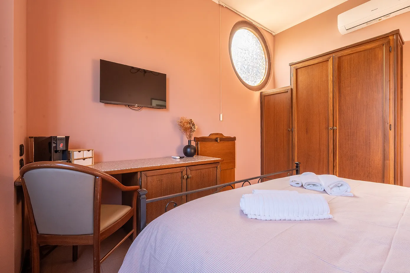 Camera matrimoniale con scrivania alla Locanda CasaMerlò a Calderara di Reno, Bologna