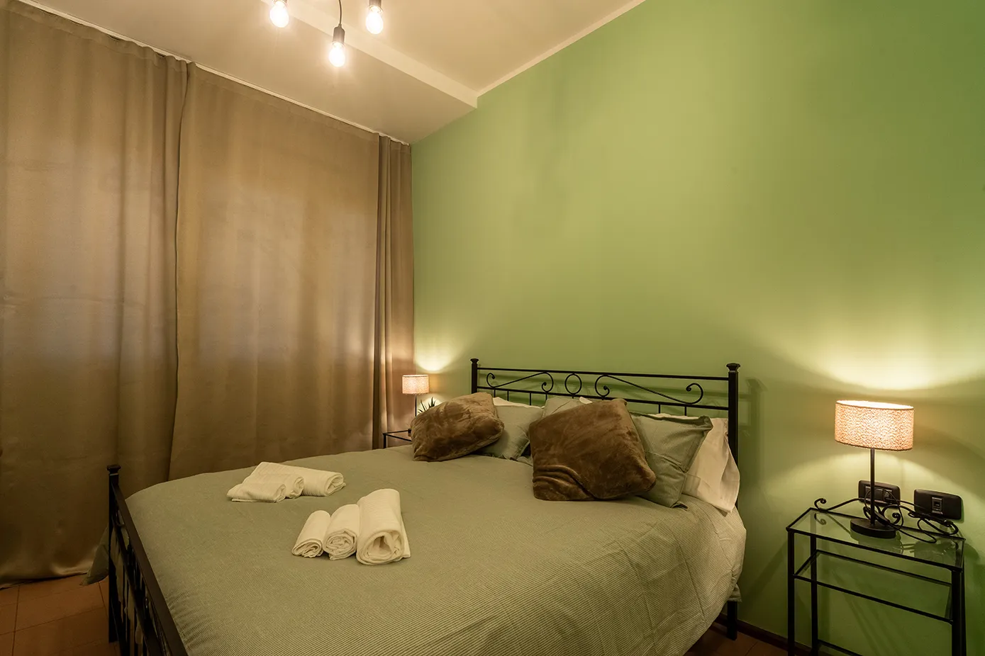 Stanza con letto matrimoniale e TV alla Locanda CasaMerlò a Calderara di Reno, Bologna