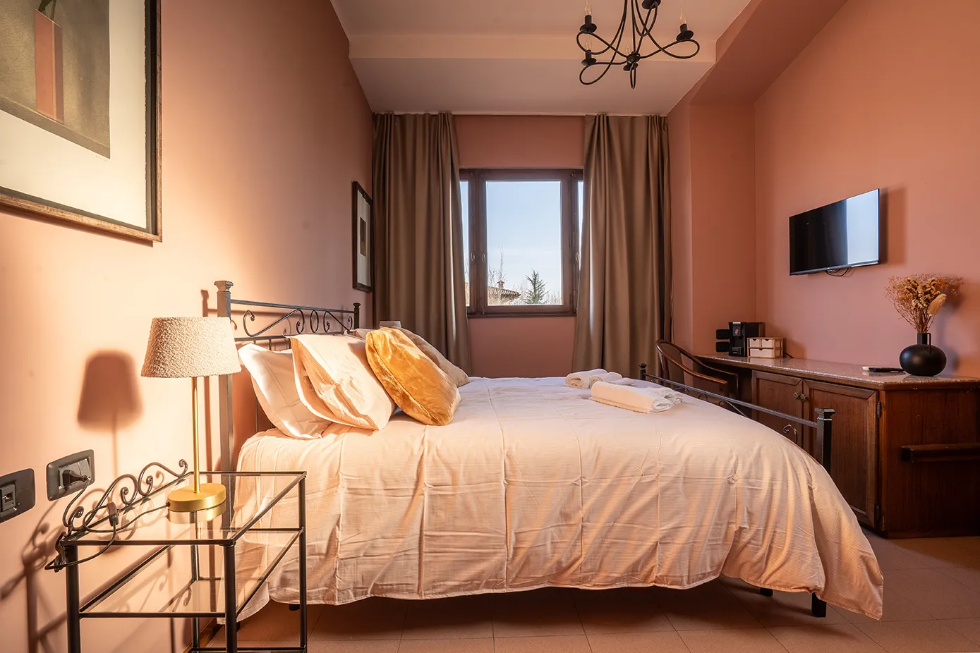 Camera matrimoniale accogliente della Locanda CasaMerlò a Calderara di Reno, Bologna